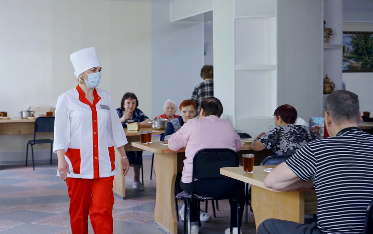 Для наших проживающих  разработано специальное меню, отвечающее их потребностям в витаминах, минералах, калориях и, конечно же, мы заботимся о том, чтобы еда была вкусной и разнообразной. Меню носит сбалансированный характер с учетом  рекомендаций для питания граждан пожилого возраста и инвалидов. <br>